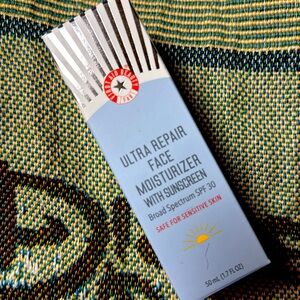 First aid beauty ultra repair face moisturizer with sunscreen